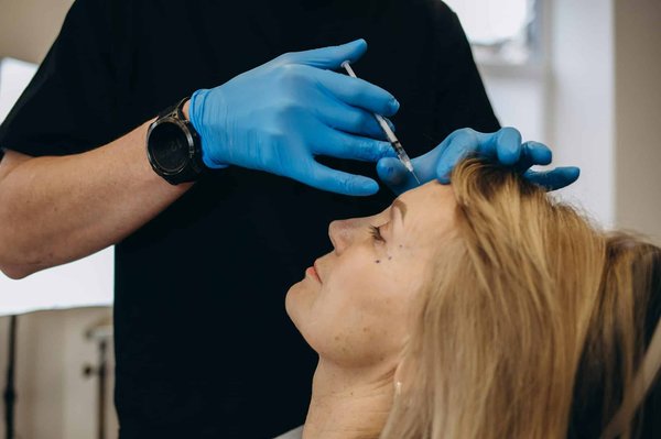 Injection d'acide hyaluronique à Nantes : ses avantages et les précautions à prendre en compte