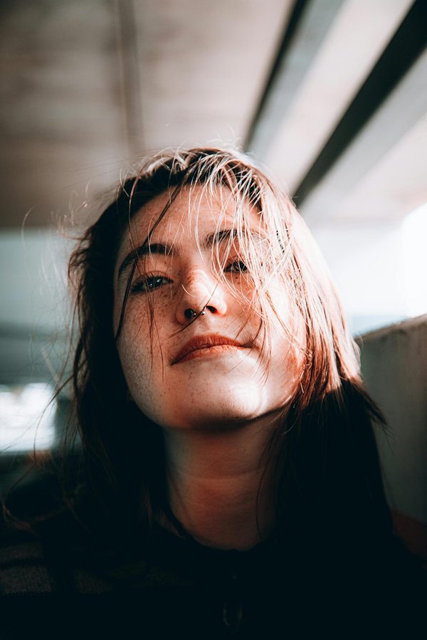 Perte de cheveux chez la femme : décryptage des causes et remèdes